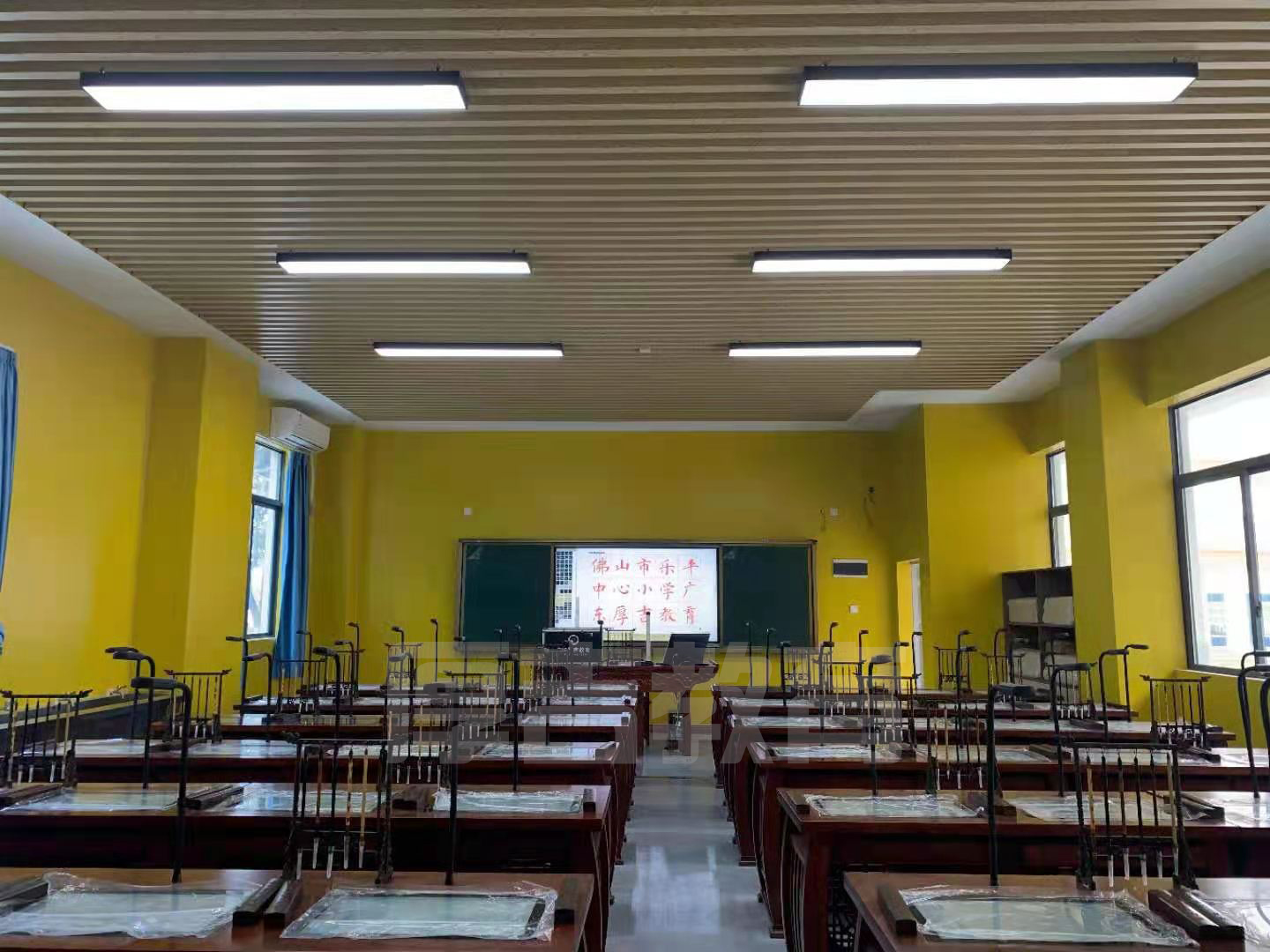 學校<a href='http://m.wlsfjx.cn/chanpin/57-1.html' target='1' style='font-size:18px; font-weight:bold; color:#000000;'>書法室</a>