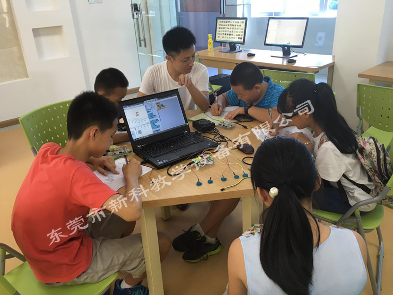 <a href='http://m.wlsfjx.cn' target='1' style='font-size:14px; font-weight:bold; color:#0080ff;'>創客實驗室</a>