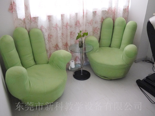 學校<a href='http://m.wlsfjx.cn' target='1' style='font-size:14px; font-weight:bold; color:#0080ff;'>心理咨詢室</a>布置