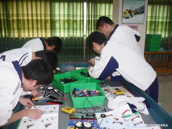 <a href='http://m.wlsfjx.cn/chanpin/60-1.html' target='1' style='font-size:18px; font-weight:bold; color:#000000;'>機器人功能室</a>